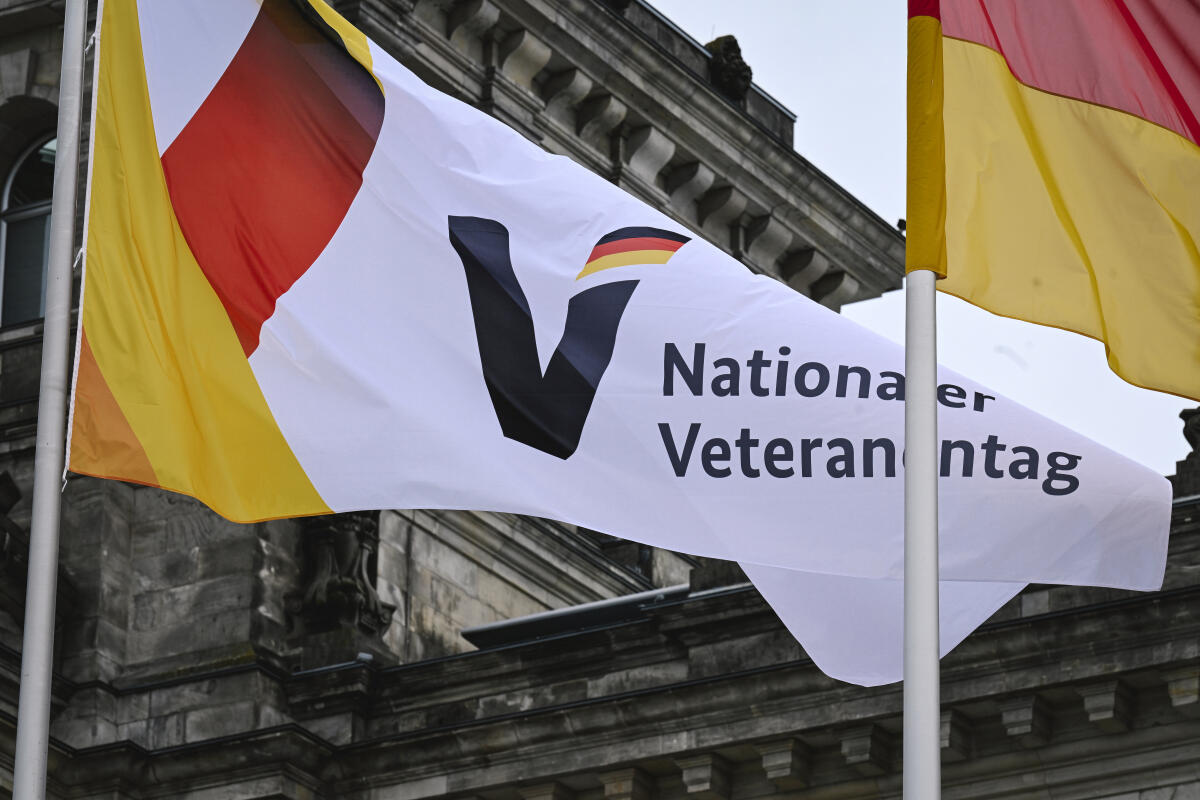  Beflaggung des Westportales des Reichstagsgebäudes anlässlich des Nationalen Veteranentags am 15.06.2026