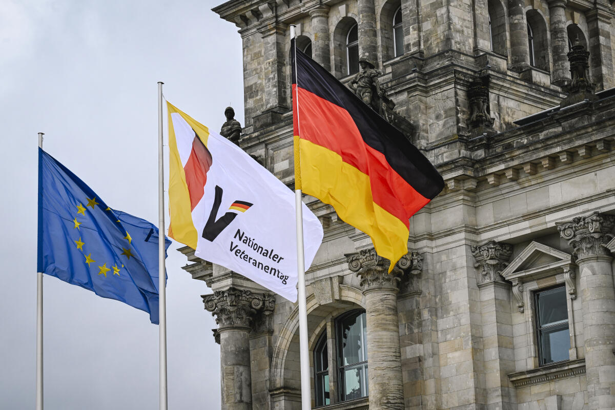  Beflaggung des Westportales des Reichstagsgebäudes anlässlich des Nationalen Veteranentags am 15.06.2026