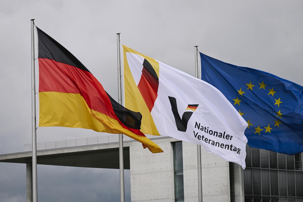  Beflaggung des Westportales des Reichstagsgebäudes anlässlich des Nationalen Veteranentags am 15.06.2026, Blick Richtung Paul-Löbe-Haus