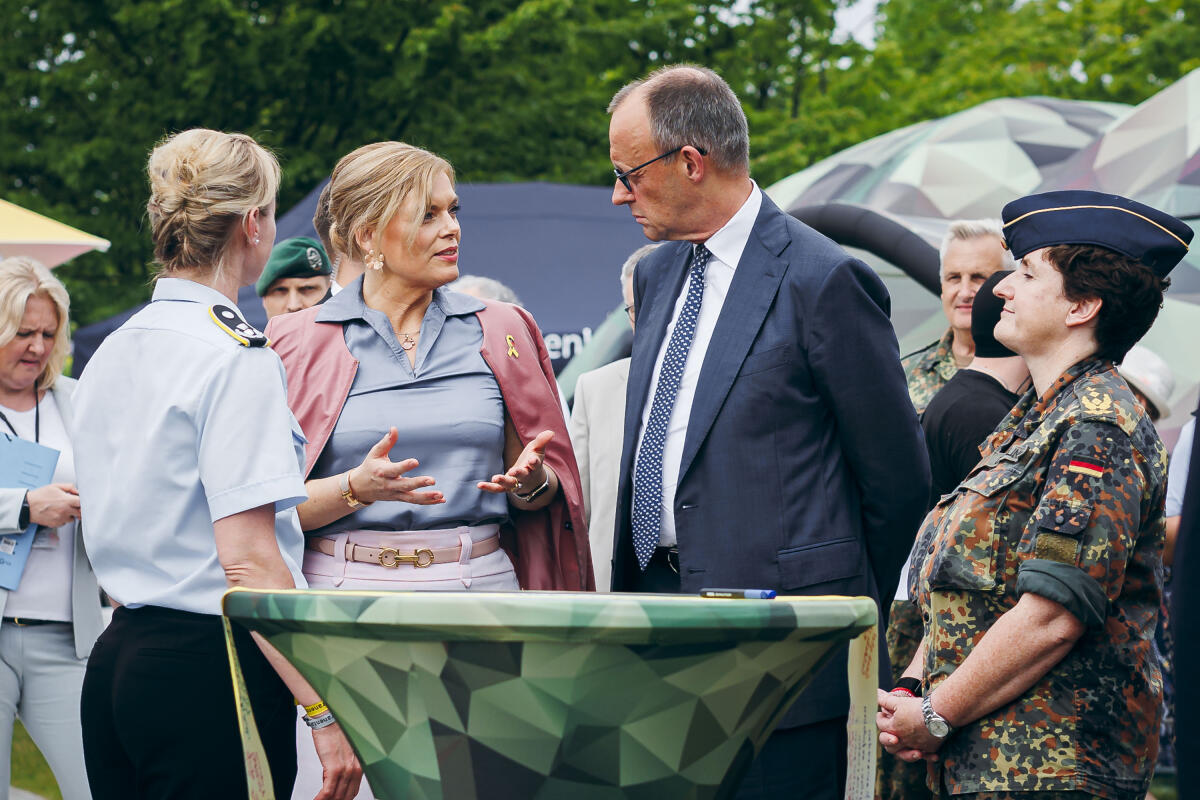 Klöckner, Julia Veteranentag mit Bürgerfest vor dem Deutschen Bundestag - Bereits zum zweiten Mal feiert Deutschland den Nationalen Veteranentag. In Anerkennung aller ehemaligen und aktiven Soldatinnen und Soldaten findet am Sonntag, 21. Juni 2026, zu diesem Anlass in Berlin ein großes Bürgerfest statt. Hier Bundestagspräsidentin Julia Klöckner (l), CDU/CSU, MdB, beim Rundgang mit Bundeskanzler Friedrich Merz (r), CDU/CSU, MdB, im Rahmen der zentralen Festveranstaltung zum 2. Nationalen Veteranentag.