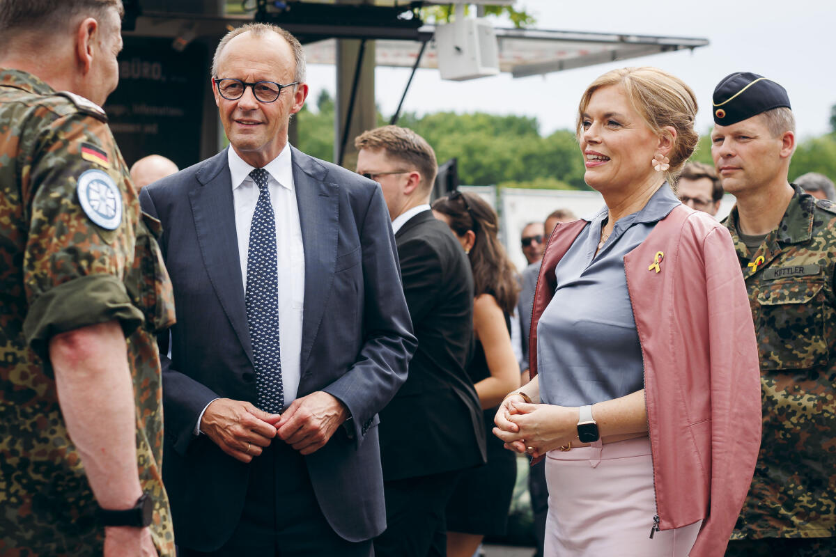 Klöckner, Julia Veteranentag mit Bürgerfest vor dem Deutschen Bundestag - Bereits zum zweiten Mal feiert Deutschland den Nationalen Veteranentag. In Anerkennung aller ehemaligen und aktiven Soldatinnen und Soldaten findet am Sonntag, 21. Juni 2026, zu diesem Anlass in Berlin ein großes Bürgerfest statt. Hier Bundestagspräsidentin Julia Klöckner (r), CDU/CSU, MdB, beim Rundgang mit Bundeskanzler Friedrich Merz (l), CDU/CSU, MdB, im Rahmen der zentralen Festveranstaltung zum 2. Nationalen Veteranentag.