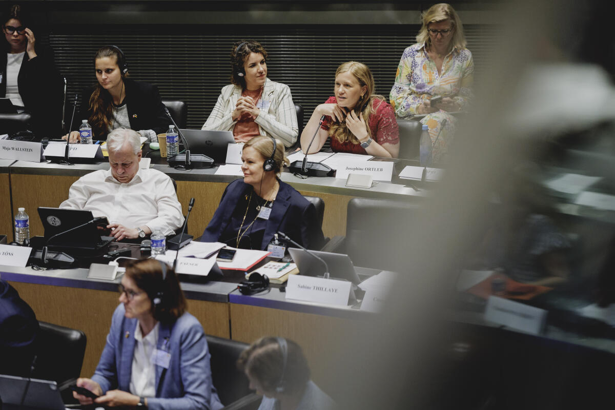 Ortleb, Josephine Bundestagspräsidentin Julia Klöckner, CDU/CSU, MdB, reist im Rahmen der 13. Sitzung der Deutsch-Französischen Parlamentarischen Versammlung (DFPV) nach Paris. Hier Blick in die Reihen der Mitglieder der DFPV von der SPD-Fraktion während der Sitzung der DFPV mit Bundestagsvizepräsidentin Josephine Ortleb (hintere Reihe 2vr), SPD, MdB, am Mikrophon und Dr. Lina Seitzl (hintere Reihe m), SPD, MdB, Maja Wallstein (hintere Reihe l), SPD, MdB, sowie Markus Töns (mittlere Reihe l), SPD, MdB, und Nancy Faeser (mittlere Reihe r), SPD, MdB, und Dr. Franziska Kersten (untere Reihe m), SPD, MdB.