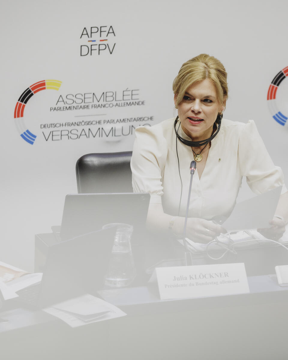 Klöckner, Julia Bundestagspräsidentin Julia Klöckner (), CDU/CSU, MdB, reist im Rahmen der 13. Sitzung der Deutsch-Französischen Parlamentarischen Versammlung (DFPV) nach Paris. Hier bei der Eröffnung der Sitzung der DFPV mit der Präsidentin der Assemblée nationale der Französischen Republik, Yaël Braun-Pivet.