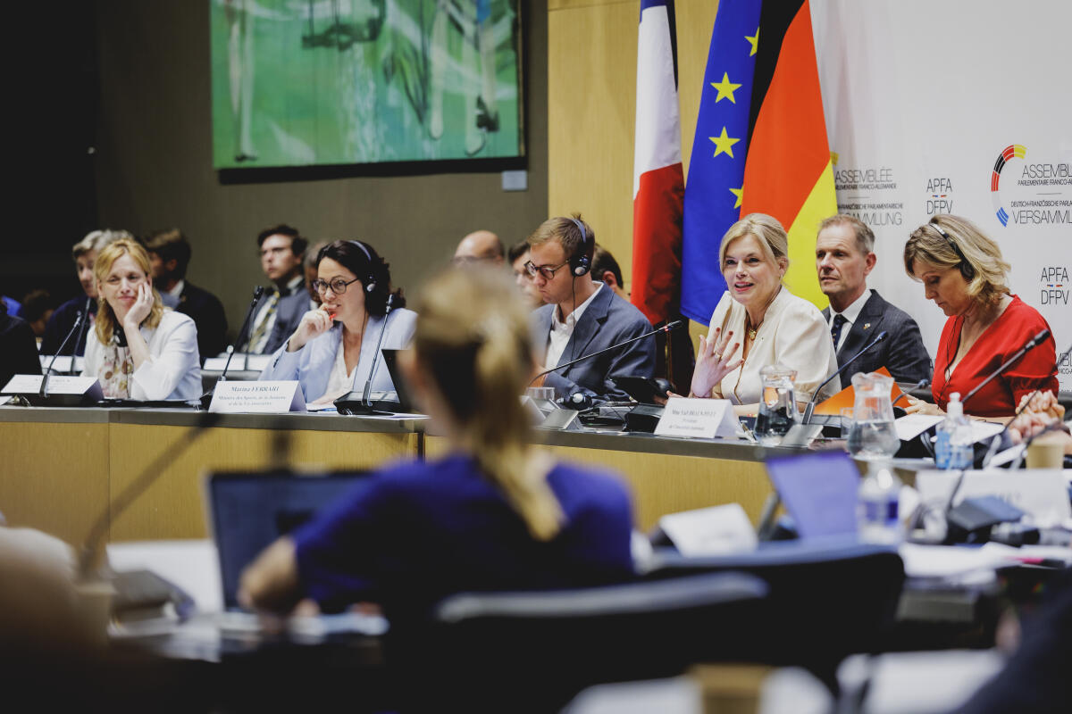 Klöckner, Julia Bundestagspräsidentin Julia Klöckner (3vr), CDU/CSU, MdB, reist im Rahmen der 13. Sitzung der Deutsch-Französischen Parlamentarischen Versammlung (DFPV) nach Paris. Hier bei der Eröffnung der Sitzung der DFPV mit der Präsidentin der Assemblée nationale der Französischen Republik, Yaël Braun-Pivet (r), vor der gemeinsamen Anhörung der Ministerin für Sport, Jugend und Vereinswesen der Französischen Republik, Marina Ferrari (2vl), und der Bundesministerin für Bildung, Familie, Senioren, Frauen und Jugend, Karin Prien (l).