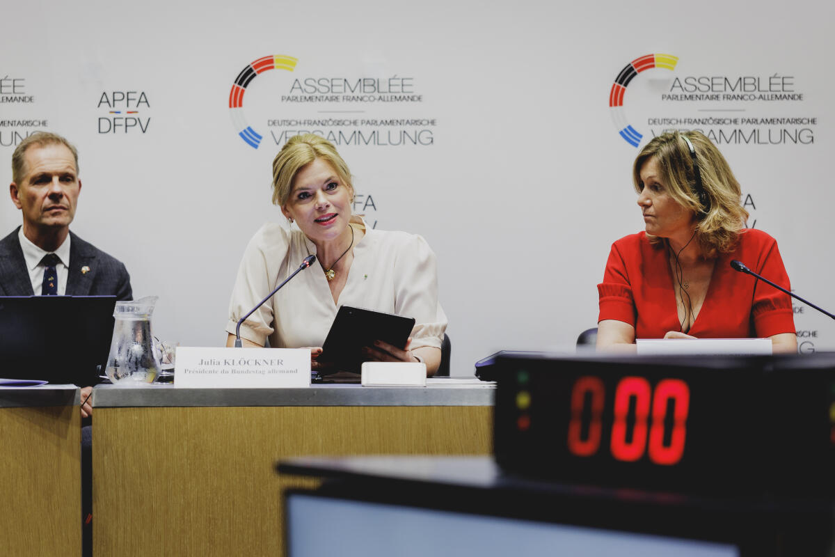 Klöckner, Julia Bundestagspräsidentin Julia Klöckner (m), CDU/CSU, MdB, reist im Rahmen der 13. Sitzung der Deutsch-Französischen Parlamentarischen Versammlung (DFPV) nach Paris. Hier bei der Eröffnung der Sitzung der DFPV mit der Präsidentin der Assemblée nationale der Französischen Republik, Yaël Braun-Pivet (r).