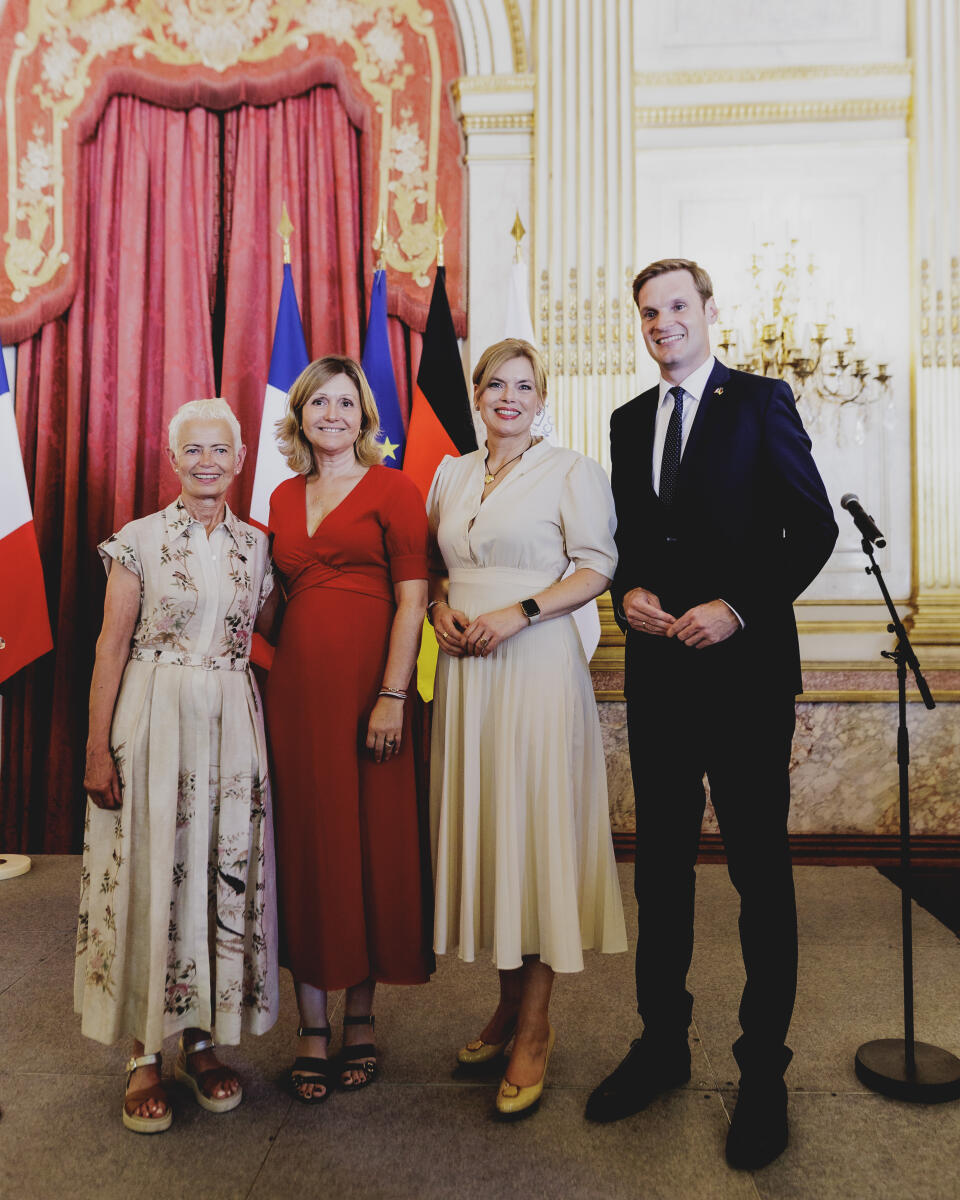 Klinkert, Brigitte Bundestagspräsidentin Julia Klöckner (2vr), CDU/CSU, MdB, reist im Rahmen der 13. Sitzung der Deutsch-Französischen Parlamentarischen Versammlung (DFPV) nach Paris. Gruppenfoto beim Empfang mit der Präsidentin der Assemblée nationale der Französischen Republik, Yaël Braun-Pivet (2vl), und den Vorsitzenden des Vorstandes der DFPV Brigitte Klinkert (l) und Dr. Yannick Bury (r), CDU/CSU, MdB.