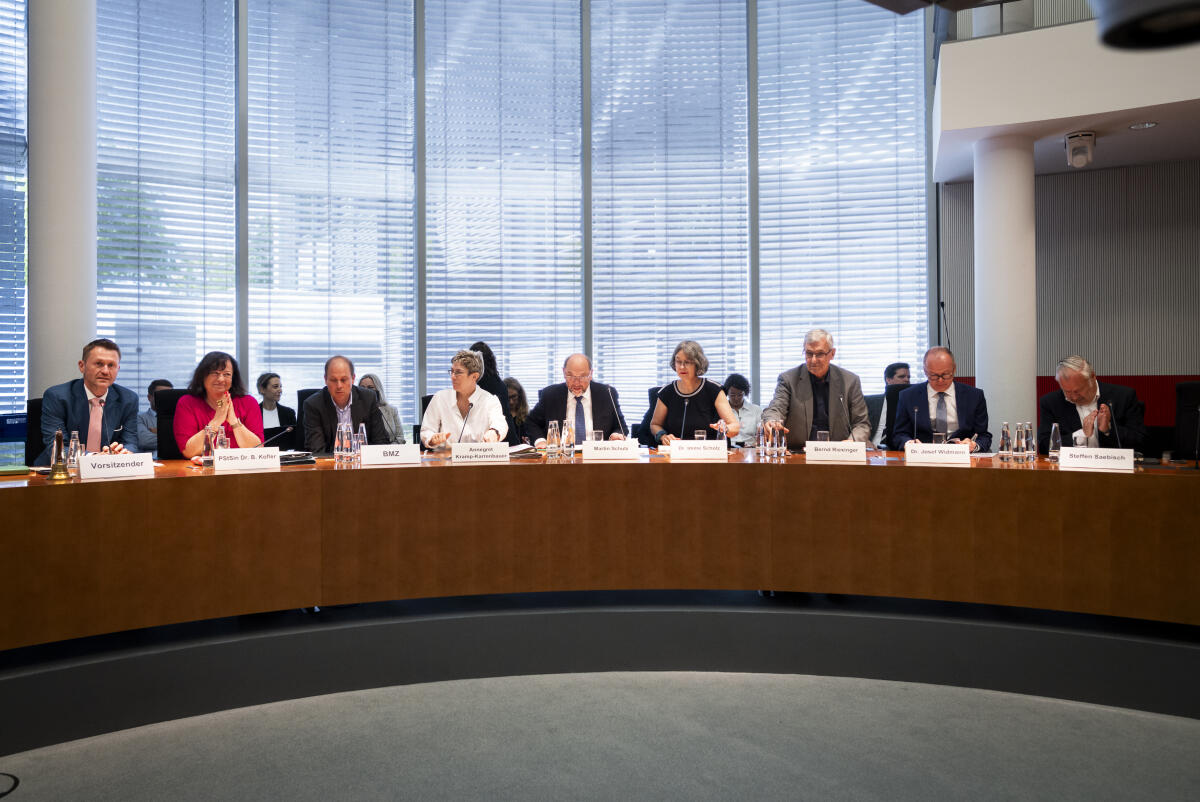  Ausschussvorsitzender Dr. Wolfgang Stefinger(r), CDU/CSU, MdB, empfängt im Ausschuss für wirtschaftliche Zusammenarbeit und Entwicklung Annegret Kramp-Karrenbauer (m), Vorsitzende Konrad-Adenauer-Stiftung (KAS), und Dr. Josef Widmann (r), Generalsekretär Hanns-Seidel-Stiftung (HSS) und weitere Vertreter der deutschen politischen Stiftungen zu einem Gespräch über die Arbeit in den Partnerländern der deutschen Entwicklungszusammenarbeit (EZ) angesichts der aktuellen Herausforderungen