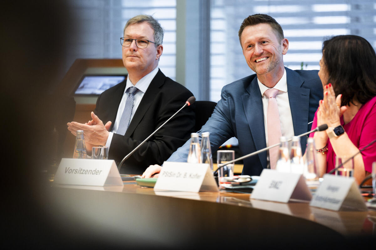  Ausschussvorsitzender Dr. Wolfgang Stefinger(r), CDU/CSU, MdB, empfängt im Ausschuss für wirtschaftliche Zusammenarbeit und Entwicklung Annegret Kramp-Karrenbauer (m), Vorsitzende Konrad-Adenauer-Stiftung (KAS), und Dr. Josef Widmann (r), Generalsekretär Hanns-Seidel-Stiftung (HSS) und weitere Vertreter der deutschen politischen Stiftungen zu einem Gespräch über die Arbeit in den Partnerländern der deutschen Entwicklungszusammenarbeit (EZ) angesichts der aktuellen Herausforderungen