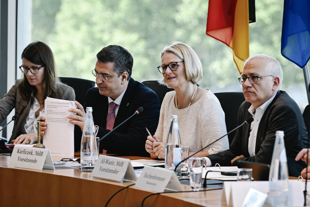 Karliczek, Anja Gemeinsame Sitzung des Verkehrsausschusses (Vorsitzender Tarek Al-Wazir Bündnis 90/Die Grünen, MdB) und des Tourismusausschusses (Vorsitzende Anja Karliczek, CDU/CSU, MdB) im Gespräch mit Apostolos Tzitzikostas, EU-Kommissar für Nachhaltigen Verkehr und Tourismus