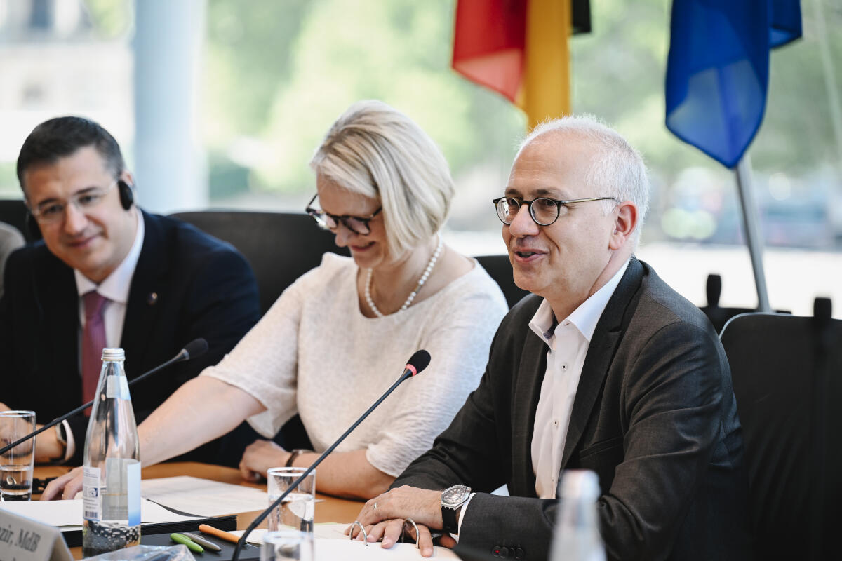 Karliczek, Anja Gemeinsame Sitzung des Verkehrsausschusses (Vorsitzender Tarek Al-Wazir Bündnis 90/Die Grünen, MdB) und des Tourismusausschusses (Vorsitzende Anja Karliczek, CDU/CSU, MdB) im Gespräch mit Apostolos Tzitzikostas, EU-Kommissar für Nachhaltigen Verkehr und Tourismus