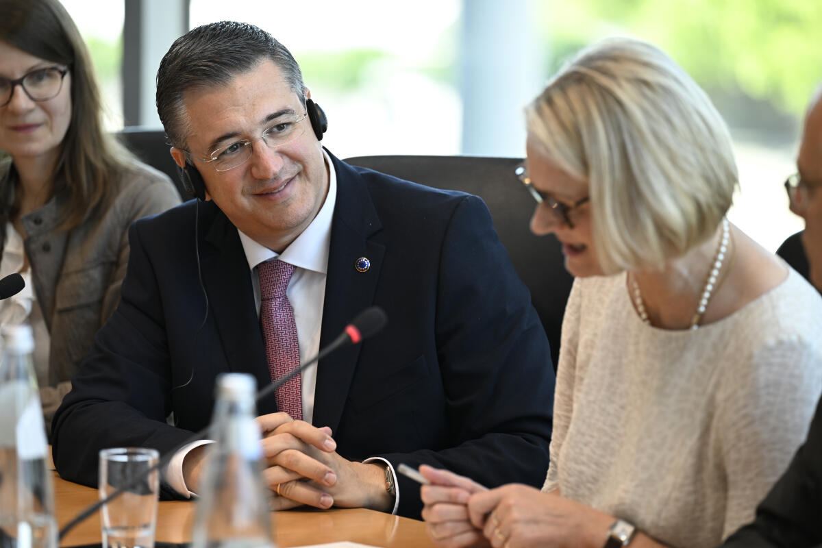 Karliczek, Anja Gemeinsame Sitzung des Verkehrsausschusses (Vorsitzender Tarek Al-Wazir Bündnis 90/Die Grünen, MdB) und des Tourismusausschusses (Vorsitzende Anja Karliczek, CDU/CSU, MdB) im Gespräch mit Apostolos Tzitzikostas, EU-Kommissar für Nachhaltigen Verkehr und Tourismus