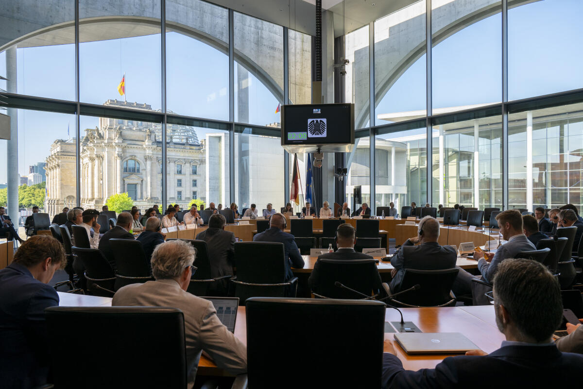 Karliczek, Anja Gemeinsame Sitzung des Verkehrsausschusses (Vorsitzender Tarek Al-Wazir Bündnis 90/Die Grünen, MdB) und des Tourismusausschusses (Vorsitzende Anja Karliczek, CDU/CSU, MdB) im Gespräch mit Apostolos Tzitzikostas, EU-Kommissar für Nachhaltigen Verkehr und Tourismus