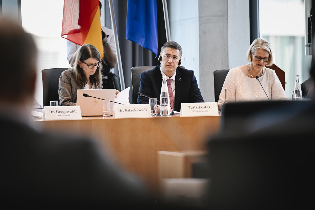 Karliczek, Anja Gemeinsame Sitzung des Verkehrsausschusses (Vorsitzender Tarek Al-Wazir Bündnis 90/Die Grünen, MdB) und des Tourismusausschusses (Vorsitzende Anja Karliczek, CDU/CSU, MdB) im Gespräch mit Apostolos Tzitzikostas, EU-Kommissar für Nachhaltigen Verkehr und Tourismus