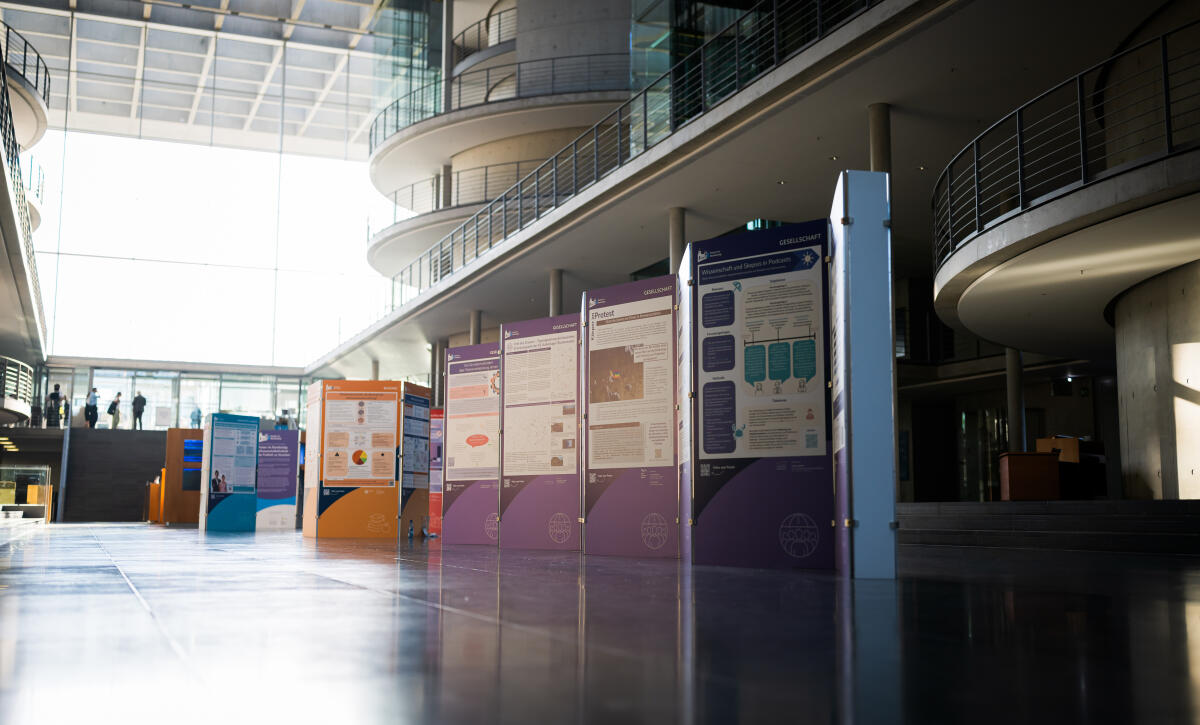  Eröffnung der Ausstellung "Poster im Bundestag: Wissenschaftsfreiheit - die Freiheit zu forschen" in der Halle des Paul-Löbe-Hauses: Blick auf die Ausstellung.