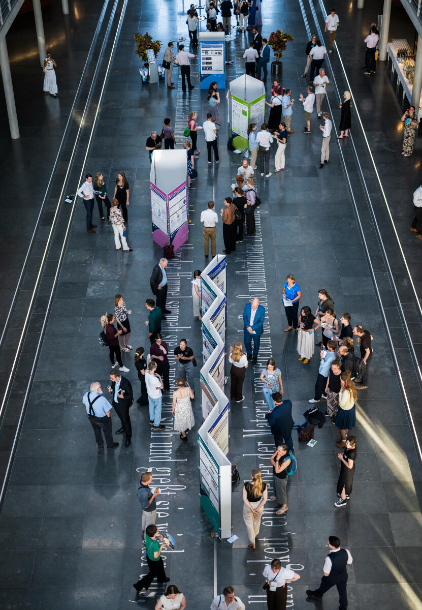 Eröffnung der Ausstellung "Poster im Bundestag: Wissenschaftsfreiheit - die Freiheit zu forschen" in der Halle des Paul-Löbe-Hauses: Blick auf Besucherinnen und Besucher in der Ausstellung.