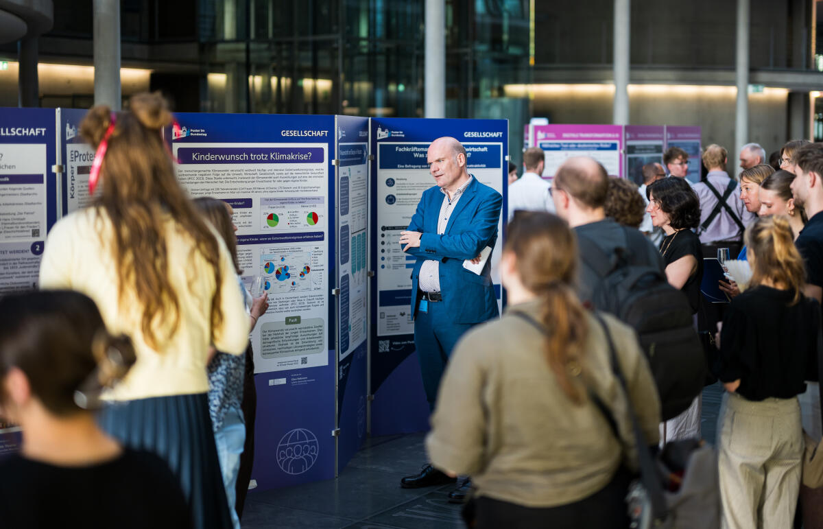  Eröffnung der Ausstellung "Poster im Bundestag: Wissenschaftsfreiheit - die Freiheit zu forschen" in der Halle des Paul-Löbe-Hauses: Dr. Jan-Martin Wiarda (m), Journalist und Moderator, während des Rundgangs durch die Ausstellung.