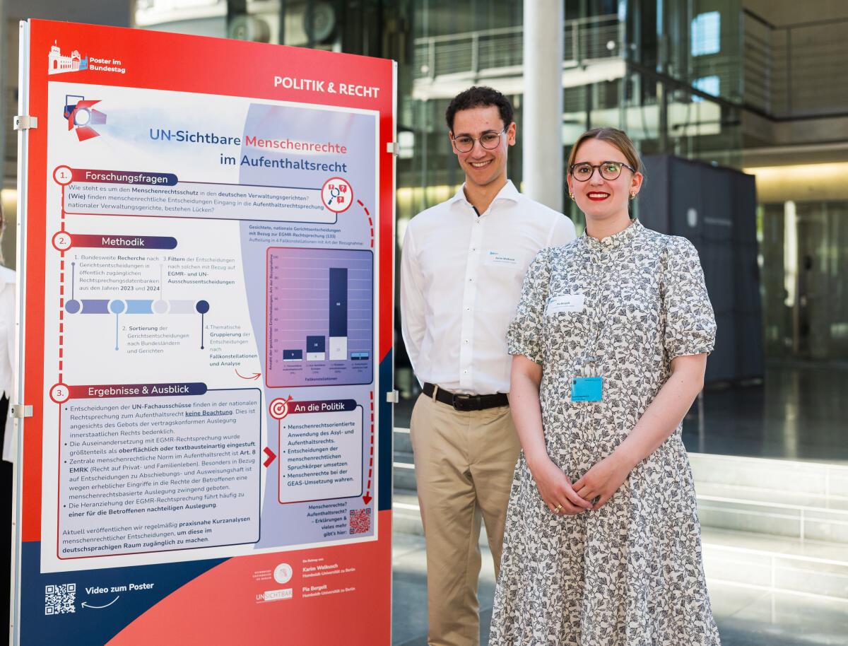 „Walkusch; Karim“; „Bergelt; Pia“ Eröffnung der Ausstellung "Poster im Bundestag: Wissenschaftsfreiheit - die Freiheit zu forschen" in der Halle des Paul-Löbe-Hauses: Pia Bergelt (r) imd Karim Walkusch (l), beteiligte Studierende der Humboldt-Universität zu Berlin, vor ihrem Poster in der Ausstellung.