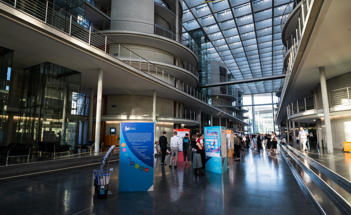  Eröffnung der Ausstellung "Poster im Bundestag: Wissenschaftsfreiheit - die Freiheit zu forschen" in der Halle des Paul-Löbe-Hauses: Blick auf Besucherinnen und Besucher in der Ausstellung.