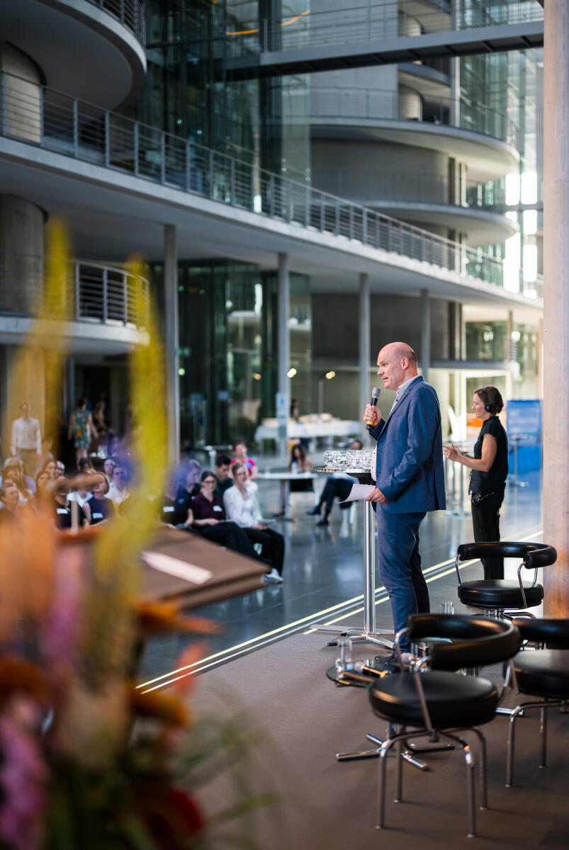  Eröffnung der Ausstellung "Poster im Bundestag: Wissenschaftsfreiheit - die Freiheit zu forschen" in der Halle des Paul-Löbe-Hauses: Dr. Jan-Martin Wiarda (l), Journalist und Moderator, moderiert das Bühnenprogramm.