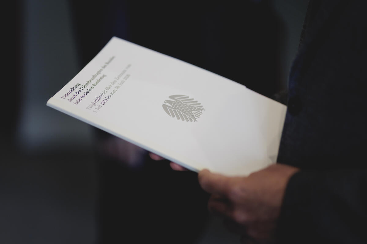  Bundestagspräsidentin Julia Klöckner, CDU/CSU, MdB, nimmt den Jahresbericht 2025 des Polizeibeauftragten des Bundes beim Deutschen Bundestag, Uli Grötsch, entgegen. Blick auf den Bericht.