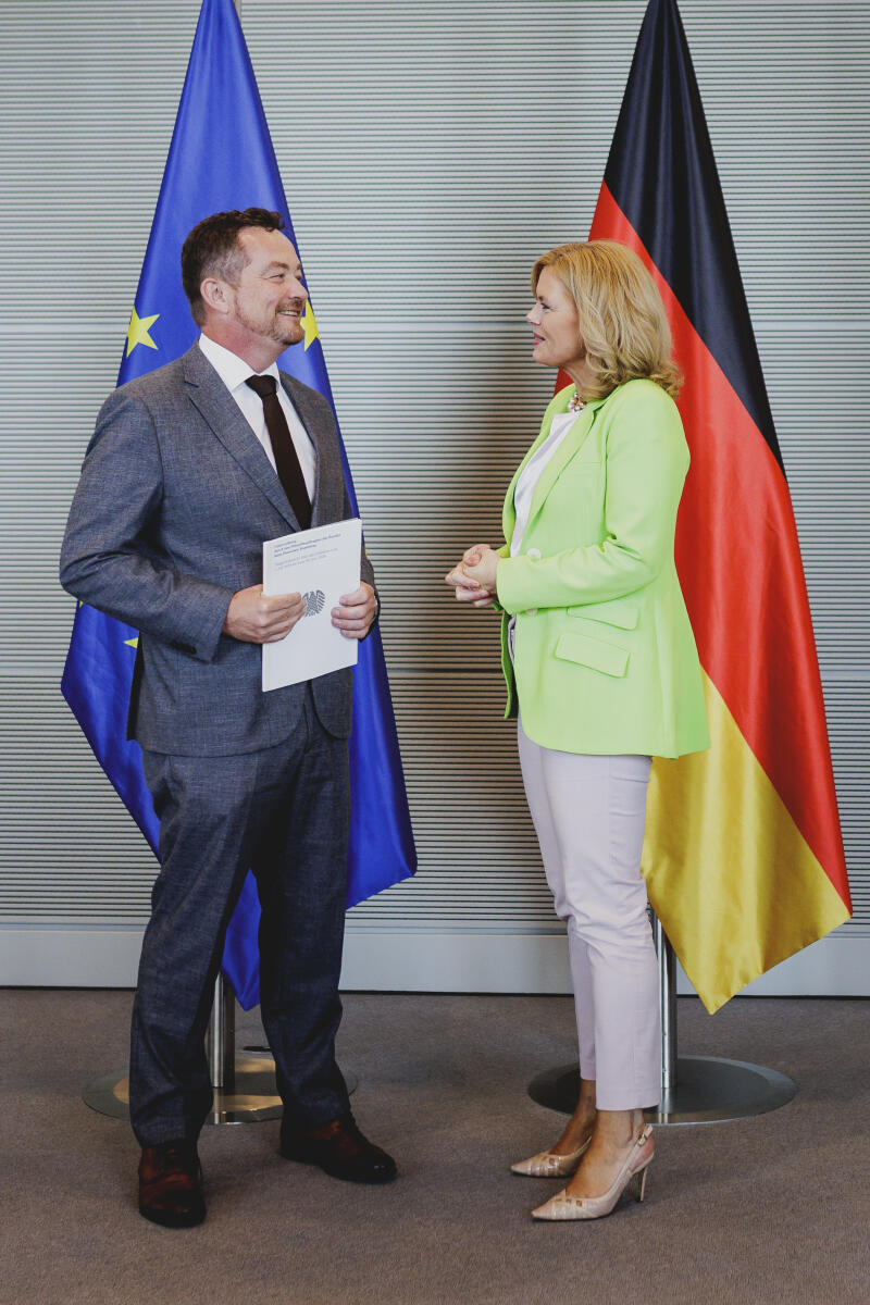 Klöckner, Julia Bundestagspräsidentin Julia Klöckner (r), CDU/CSU, MdB, nimmt den Jahresbericht 2025 des Polizeibeauftragten des Bundes beim Deutschen Bundestag, Uli Grötsch (l), entgegen.