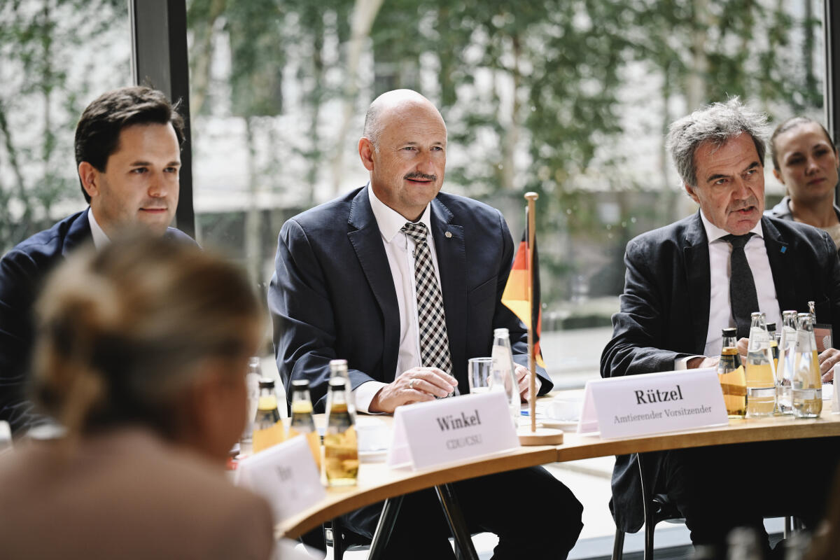 Rützel, Bernd Der amtierende Vorsitzende des Auschusses für Arbeit und Soziales, Bernd Rützel, SPD, MdB und weitere Abgeordnte empfangen eine Delegation aus Italien zum Gespräch