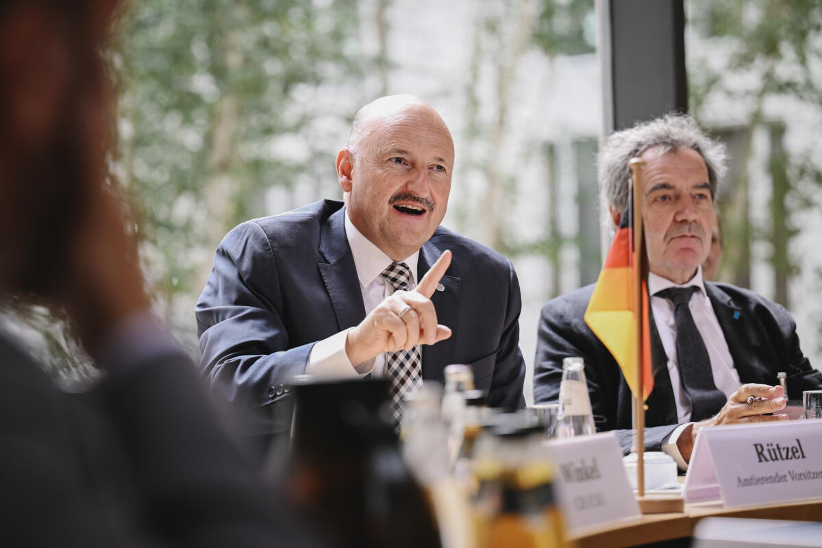 Rützel, Bernd Der amtierende Vorsitzende des Auschusses für Arbeit und Soziales, Bernd Rützel, SPD, MdB und weitere Abgeordnte empfangen eine Delegation aus Italien zum Gespräch