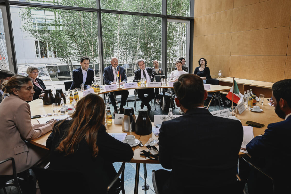 Rützel, Bernd Der amtierende Vorsitzende des Auschusses für Arbeit und Soziales, Bernd Rützel, SPD, MdB und weitere Abgeordnte empfangen eine Delegation aus Italien zum Gespräch