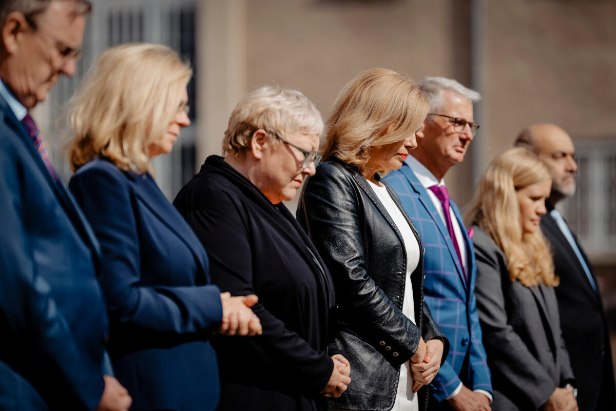 Zupke, Evelyn Kurz vor dem 65. Jahrestag des Mauerbaus besucht das Präsidium des Deutschen Bundestags die Gedenkstätte im ehemaligen Stasi-Gefängnis Berlin-Hohenschönhausen. Hier während des Gedenkens und der Kranzniederlegung am Gedenkstein (vlnr) Bundestagsvizepräsident Bodo Ramelow, Die Linke., MdB, Bundestagsvizepräsidentin Andrea Lindholz, CDU/CSU, MdB, SED-Opferbeauftragte Evelyn Zupke, Bundestagspräsidentin Julia Klöckner, CDU/CSU, MdB, Dr. Helge Heidemeyer, Direktor der Gedenkstätte Berlin-Hohenschönhausen, Bundestagsvizepräsidentin Josephine Ortleb, SPD, MdB, und Bundestagsvizepräsident Omid Nouripour, Bündnis 90/Die Grünen, MdB.