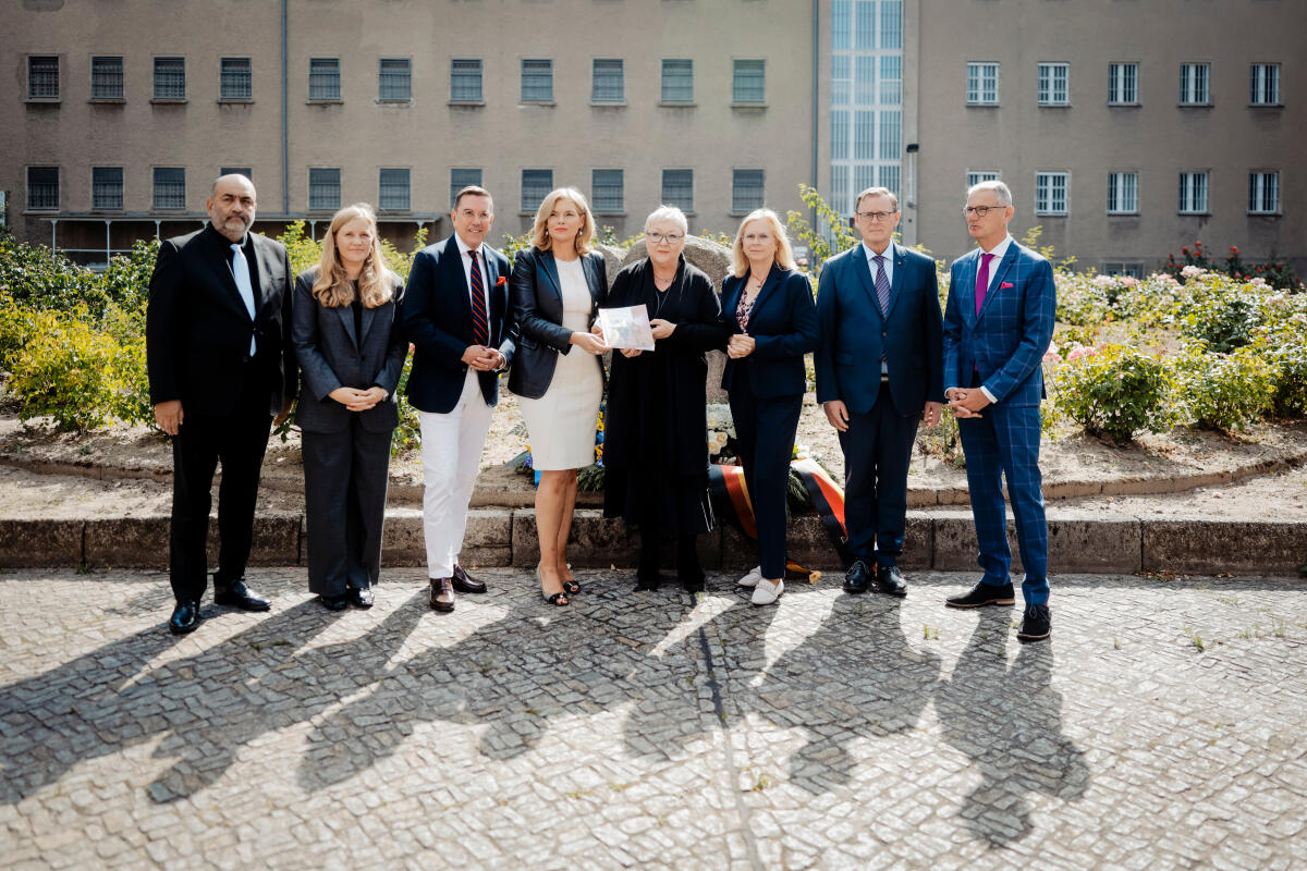 Zupke, Evelyn Kurz vor dem 65. Jahrestag des Mauerbaus besucht das Präsidium des Deutschen Bundestags die Gedenkstätte im ehemaligen Stasi-Gefängnis Berlin-Hohenschönhausen. Gruppenfoto bei der Übergabe des Jahresberichts der SED-Opferbeauftragten Evelyn Zupke an Bundestagspräsidentin Julia Klöckner, CDU/CSU, MdB, (vlnr) Bundestagsvizepräsident Omid Nouripour, Bündnis 90/Die Grünen, MdB, Bundestagsvizepräsidentin Josephine Ortleb, SPD, MdB, der ehemalige Häftling im Stasi-Gefängnis, Mario Röllig, Bundestagspräsidentin Julia Klöckner, CDU/CSU, MdB, SED-Opferbeauftragte Evelyn Zupke, Bundestagsvizepräsidentin Andrea Lindholz, CDU/CSU, MdB, Bundestagsvizepräsident Bodo Ramelow, Die Linke., MdB, und Dr. Helge Heidemeyer, Direktor der Gedenkstätte Berlin-Hohenschönhausen.