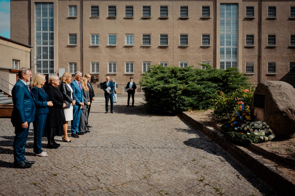 Zupke, Evelyn Kurz vor dem 65. Jahrestag des Mauerbaus besucht das Präsidium des Deutschen Bundestags die Gedenkstätte im ehemaligen Stasi-Gefängnis Berlin-Hohenschönhausen. Hier während des Gedenkens und der Kranzniederlegung am Gedenkstein (vlnr) Bundestagsvizepräsident Bodo Ramelow, Die Linke., MdB, Bundestagsvizepräsidentin Andrea Lindholz, CDU/CSU, MdB, SED-Opferbeauftragte Evelyn Zupke, Bundestagspräsidentin Julia Klöckner, CDU/CSU, MdB, Dr. Helge Heidemeyer, Direktor der Gedenkstätte Berlin-Hohenschönhausen, Bundestagsvizepräsidentin Josephine Ortleb, SPD, MdB, und Bundestagsvizepräsident Omid Nouripour, Bündnis 90/Die Grünen, MdB.