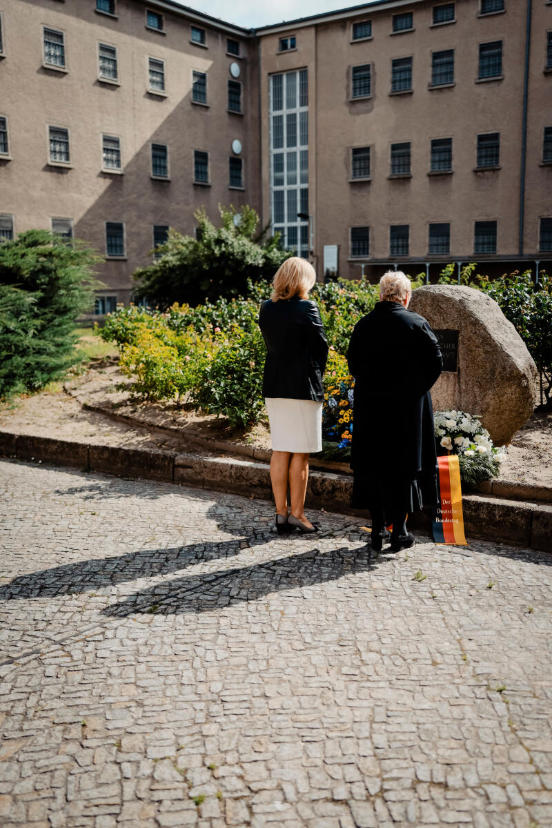 Zupke, Evelyn Kurz vor dem 65. Jahrestag des Mauerbaus besucht das Präsidium des Deutschen Bundestags die Gedenkstätte im ehemaligen Stasi-Gefängnis Berlin-Hohenschönhausen. Hier während des Gedenkens und der Kranzniederlegung am Gedenkstein Bundestagspräsidentin Julia Klöckner (l), CDU/CSU, MdB, und die SED-Opferbeauftragte Evelyn Zupke (r).