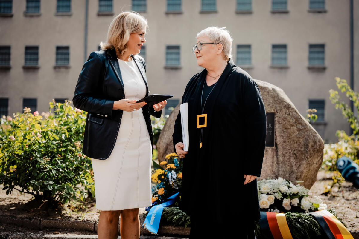 Zupke, Evelyn Kurz vor dem 65. Jahrestag des Mauerbaus besucht das Präsidium des Deutschen Bundestags die Gedenkstätte im ehemaligen Stasi-Gefängnis Berlin-Hohenschönhausen. Hier bei der Übergabe des Jahresberichts der SED-Opferbeauftragten Evelyn Zupke (r) an Bundestagspräsidentin Julia Klöckner (l), CDU/CSU, MdB.