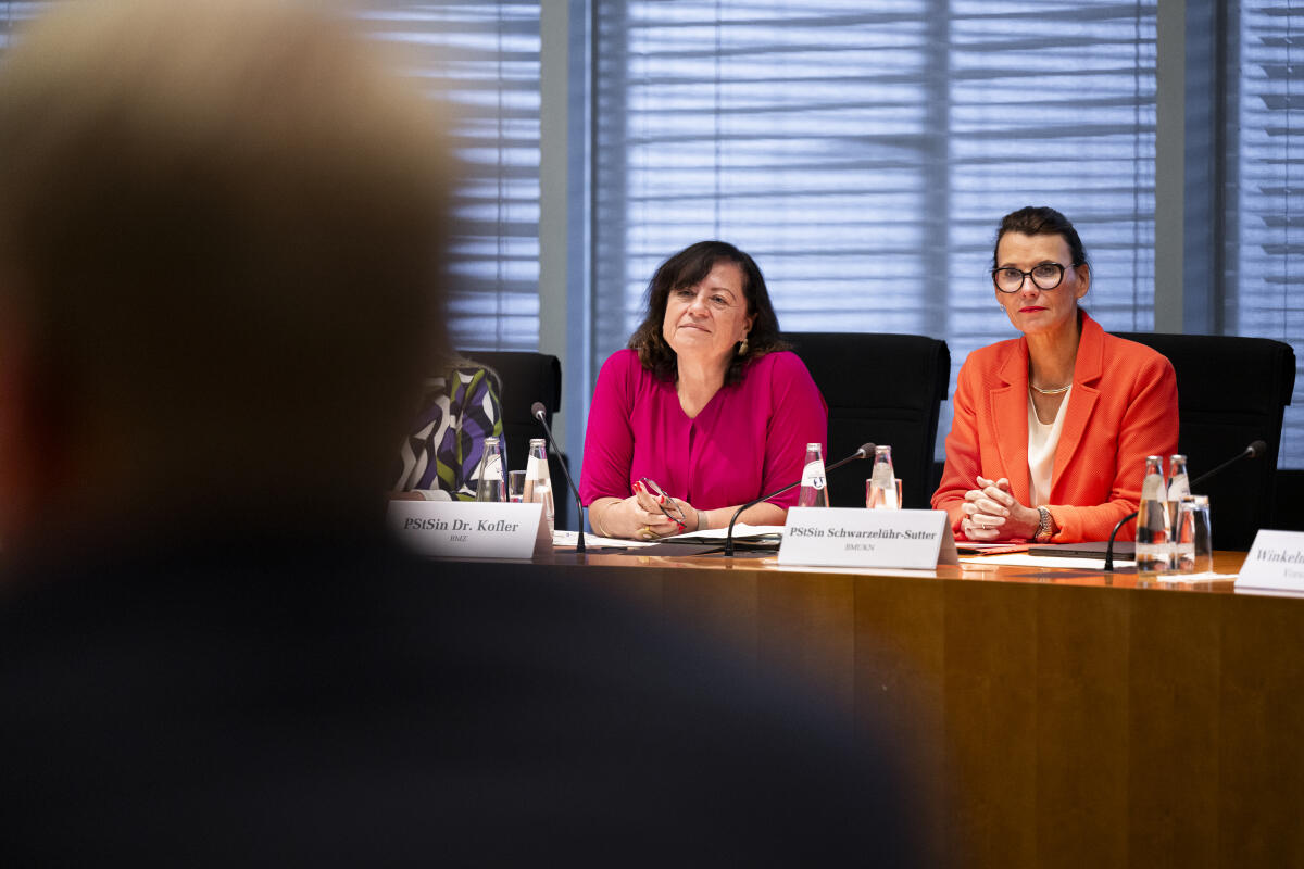 Schwarzelühr-Sutter, Rita Sitzung Parlamentarischer Beirat für nachhaltige Entwicklung und Zukunftsfragen mit PStSin Dr. Bärbel Kofler (l) (BMZ) und PStSin Rita Schwarzelühr-Sutter (r) (BMUKN)