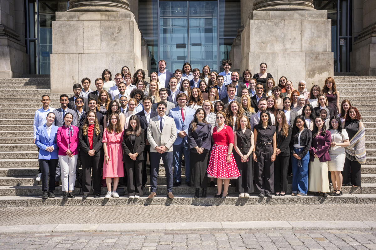  Gruppenfoto des diesjährigen Jahrgangs des Internationalen Parlaments-Stipendiums (IPS) global.