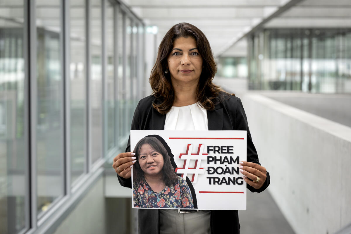 Türk-Nachbaur, Derya Derya Türk-Nachbaur, SPD, MdB, fotografiert für die Reihe des Patenschaftsprogramm "Parlamentarier schützen Parlamentarier"