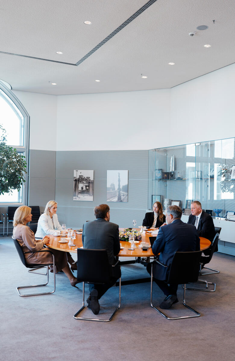  Bundestagspräsidentin Julia Klöckner, CDU/CSU, MdB, empfängt den Ministerpräsidenten des Landes Rheinland-Pfalz, Gordon Schnieder, zu einem Gespräch. Blick in den Saal während des Gespräches.