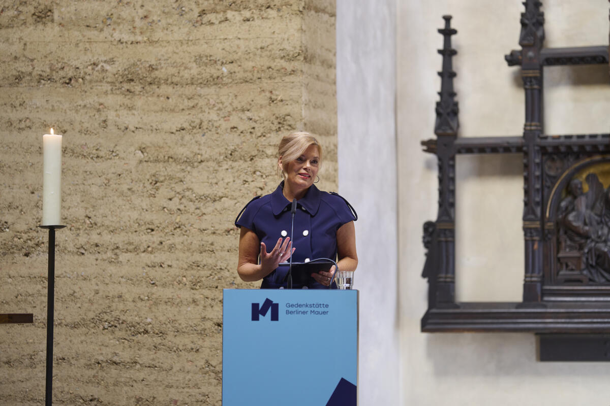 Klöckner, Julia Gedenkveranstaltung der Stiftung Berliner Mauer anlässlich des 65. Jahrestages des Mauerbaus - Bundestagspräsidentin Julia Klöckner (im Bild), CDU/CSU, MdB, während ihrer Rede in der Kapelle der Versöhnung an der Bernauer Straße.