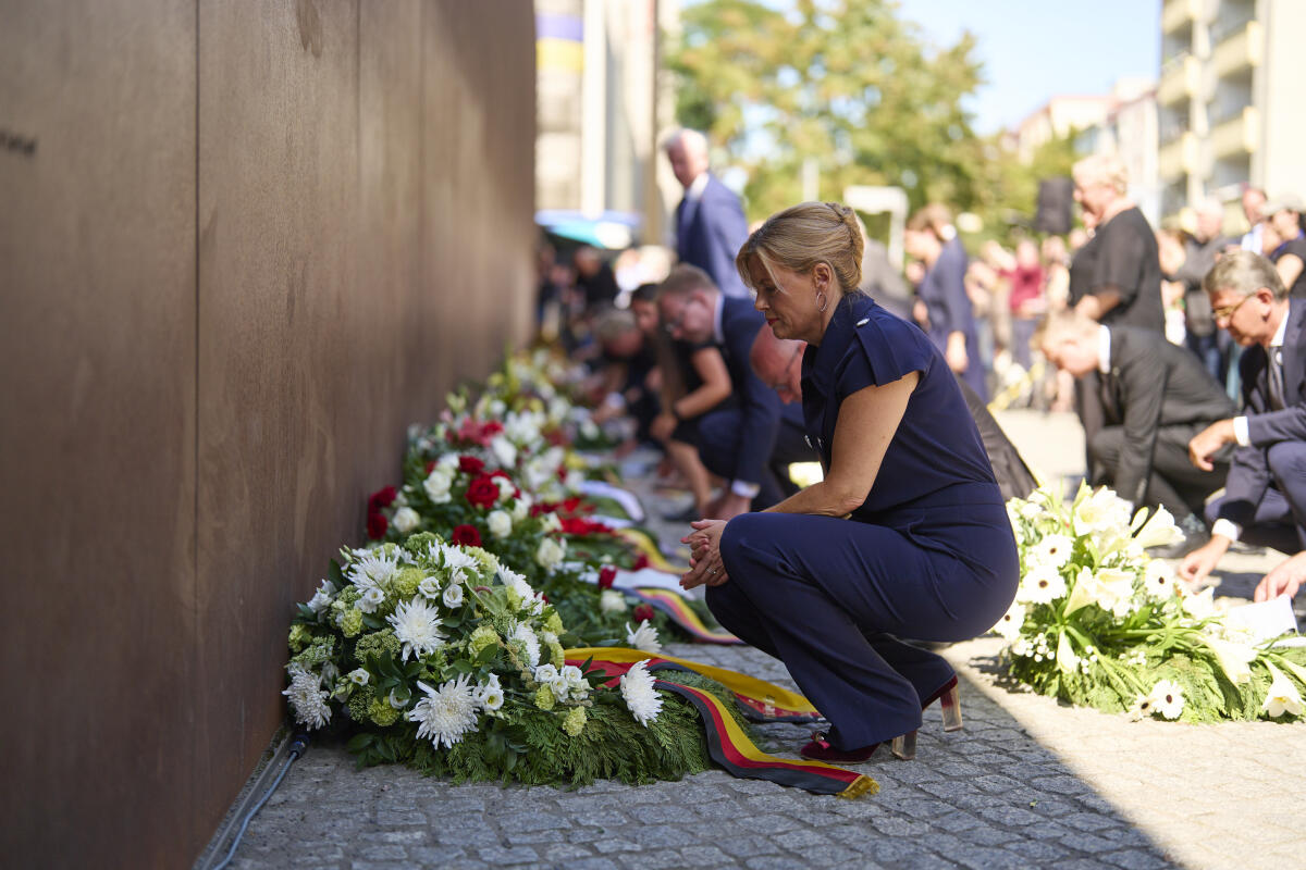 Klöckner, Julia Gedenkveranstaltung der Stiftung Berliner Mauer anlässlich des 65. Jahrestages des Mauerbaus - Hier während der Kranzniederlegung am Nationalen Denkmal für die Opfer des Mauerbaus und der deutschen Teilung, Berlin, Bundestagspräsidentin Julia Klöckner (im Bild), CDU/CSU, MdB, beim Richten der Kranzschleife.