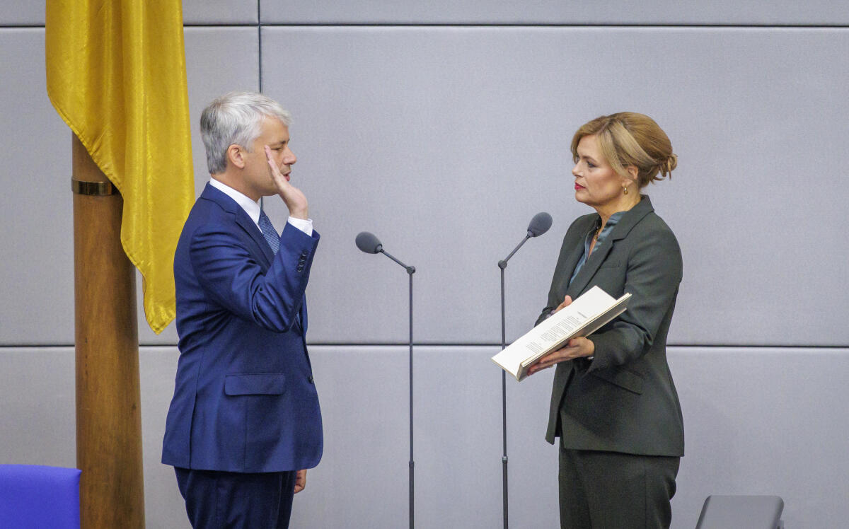 Klöckner, Julia 91. Sitzung des 21. Deutschen Bundestages: Bundesminister für Verkehr, Steffen Bilger (l), CDU/CSU, MdB, bei seiner Vereidigung durch Bundestagspräsidentin Julia Klöckner (r), CDU/CSU, MdB.
