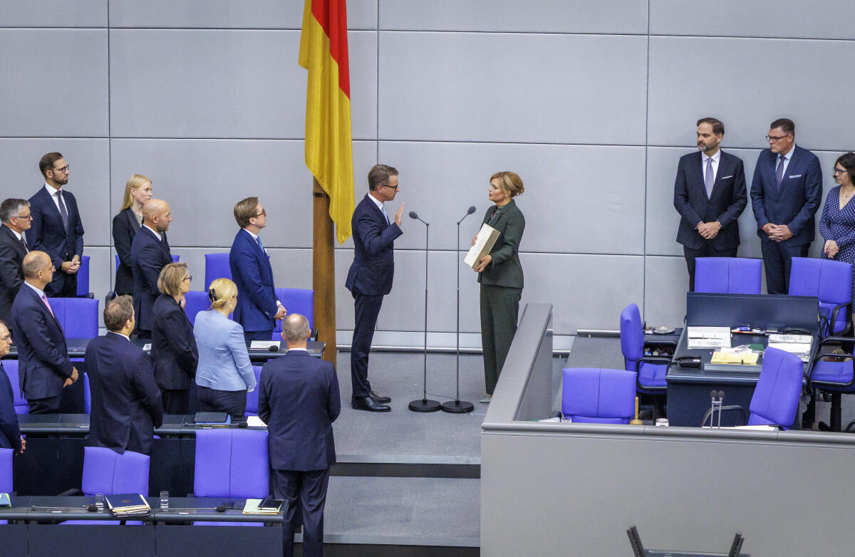 Klöckner, Julia 91. Sitzung des 21. Deutschen Bundestages: Bundesminister für Gesundheit, Dr. Carsten Linnemann (5vr), CDU/CSU, MdB, bei seiner Vereidigung durch Bundestagspräsidentin Julia Klöckner (4vr), CDU/CSU, MdB.