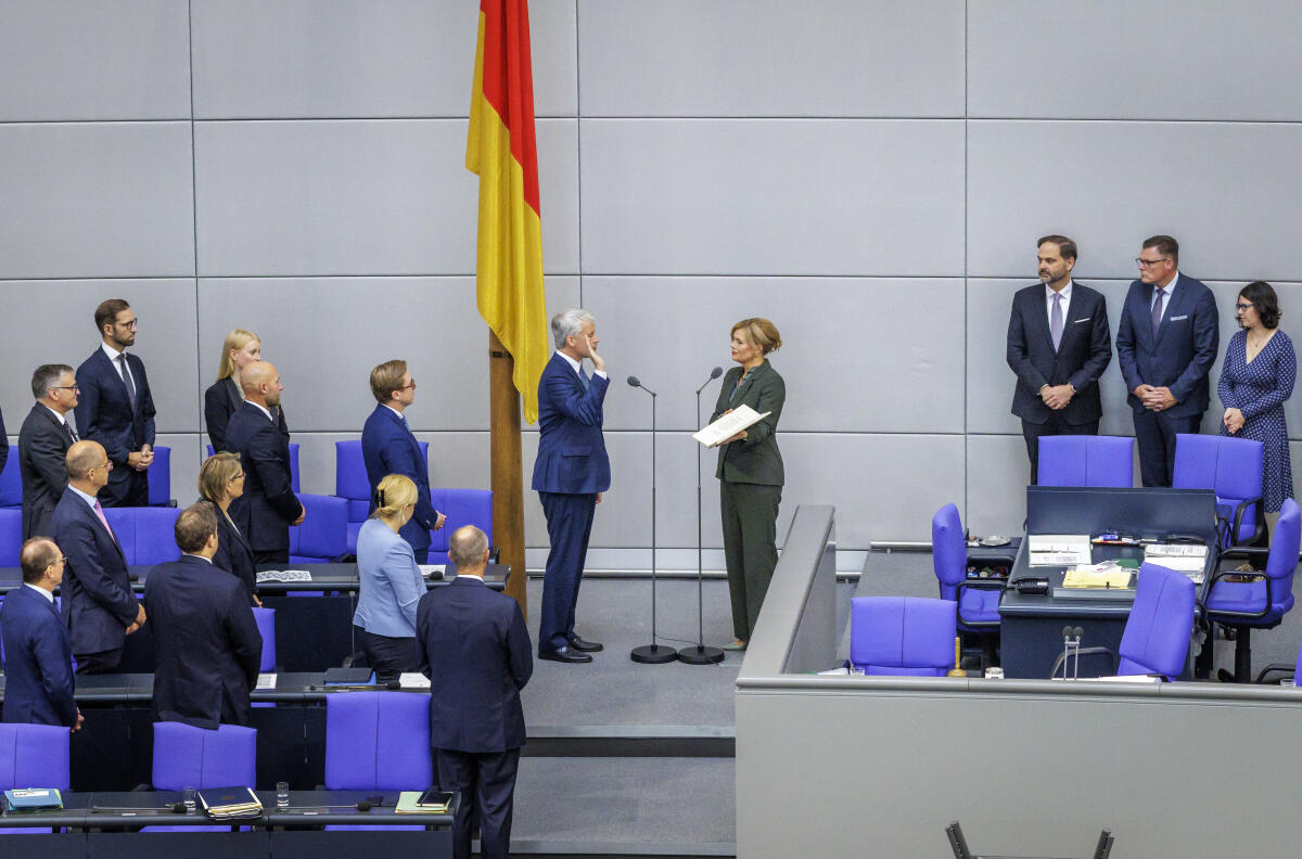 Klöckner, Julia 91. Sitzung des 21. Deutschen Bundestages: Bundesminister für Verkehr, Steffen Bilger (5vr), CDU/CSU, MdB, bei seiner Vereidigung durch Bundestagspräsidentin Julia Klöckner (4vr), CDU/CSU, MdB.