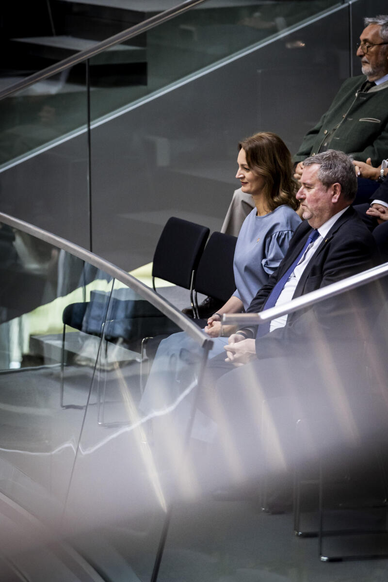  Bundestagspräsidentin Julia Klöckner, CDU/CSU, MdB, begrüßt die Präsidentin des ungarischen Parlaments, Ágnes Forsthoffer (1. Reihe links), während ihrer Sitzungsleitung. Hier Blick auf die Tribüne mit Dr. Péter Györkös (1. Reihe rechts), Botschafter Ungarns in der Bundesrepublik Deutschland.