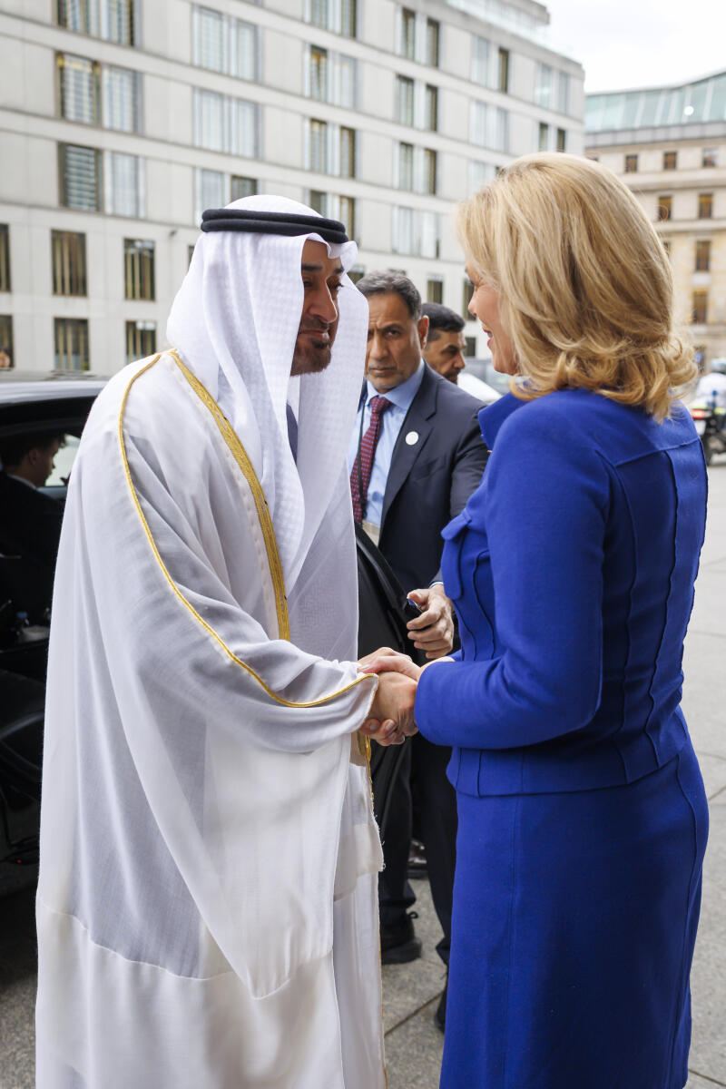 Klöckner, Julia Bundestagspräsidentin Julia Klöckner (r), CDU/CSU, MdB, empfängt Scheich Mohammed bin Zayed Al Nahyan (l), Staatspräsident der Vereinigten Arabischen Emirate, zu einem Gespräch. Hier bei der Begrüßung am Ostportal.