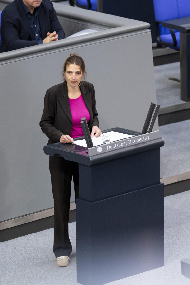 Stadler, Svenja 94. Sitzung des Bundestages,  Top 3	Bundestagsabgeordnete Svenja Stadler, SPD,  MdB, hält eine Rede im Plenum zur Schlussrunde Haushaltsgesetz 2027