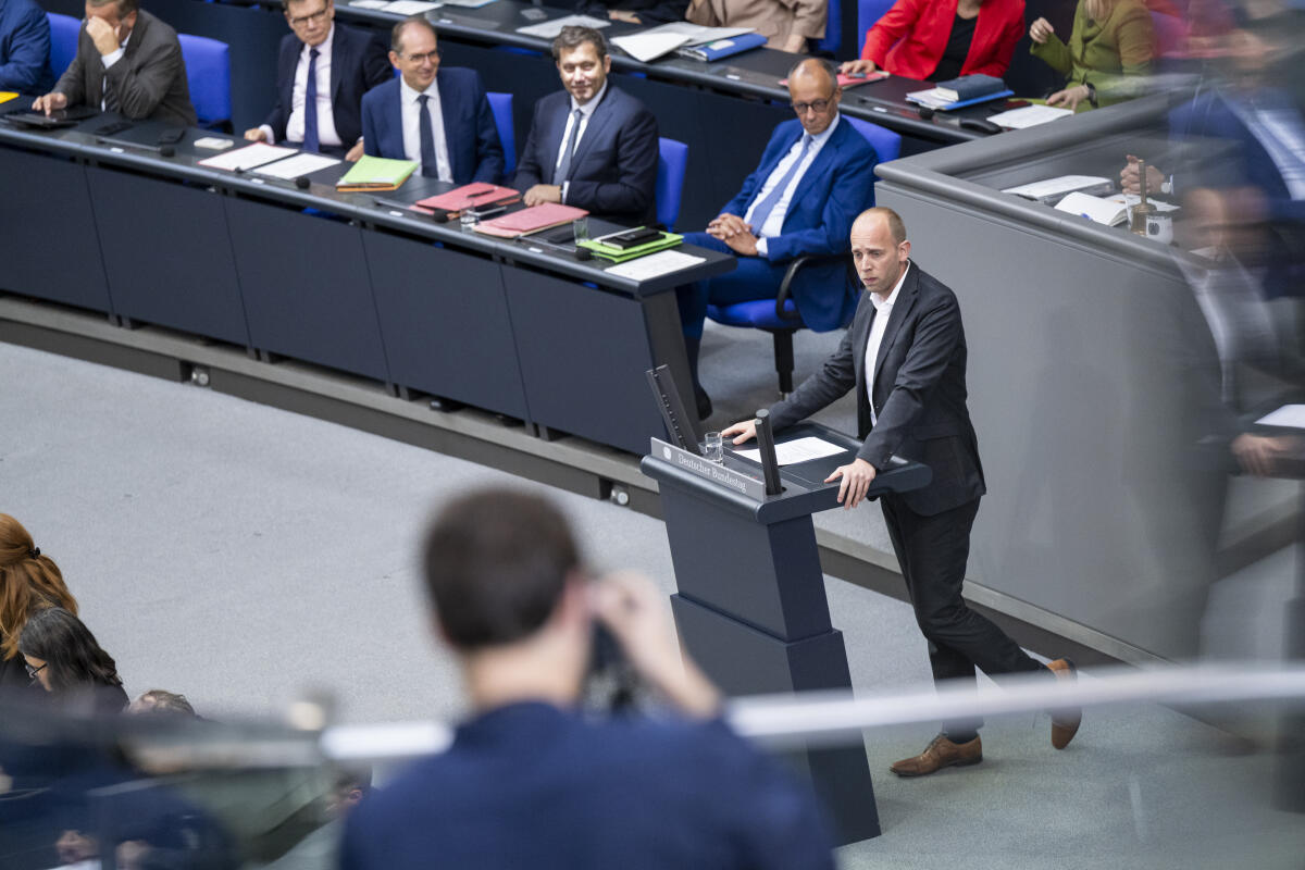 Rohde, Dennis 94. Sitzung des Bundestages, Top 3 Bundestagsabgeordneter Dennis Rohde, SPD, MdB, hält eine Rede im Plenum in der Schlussrunde zum Haushaltsgesetz 2027