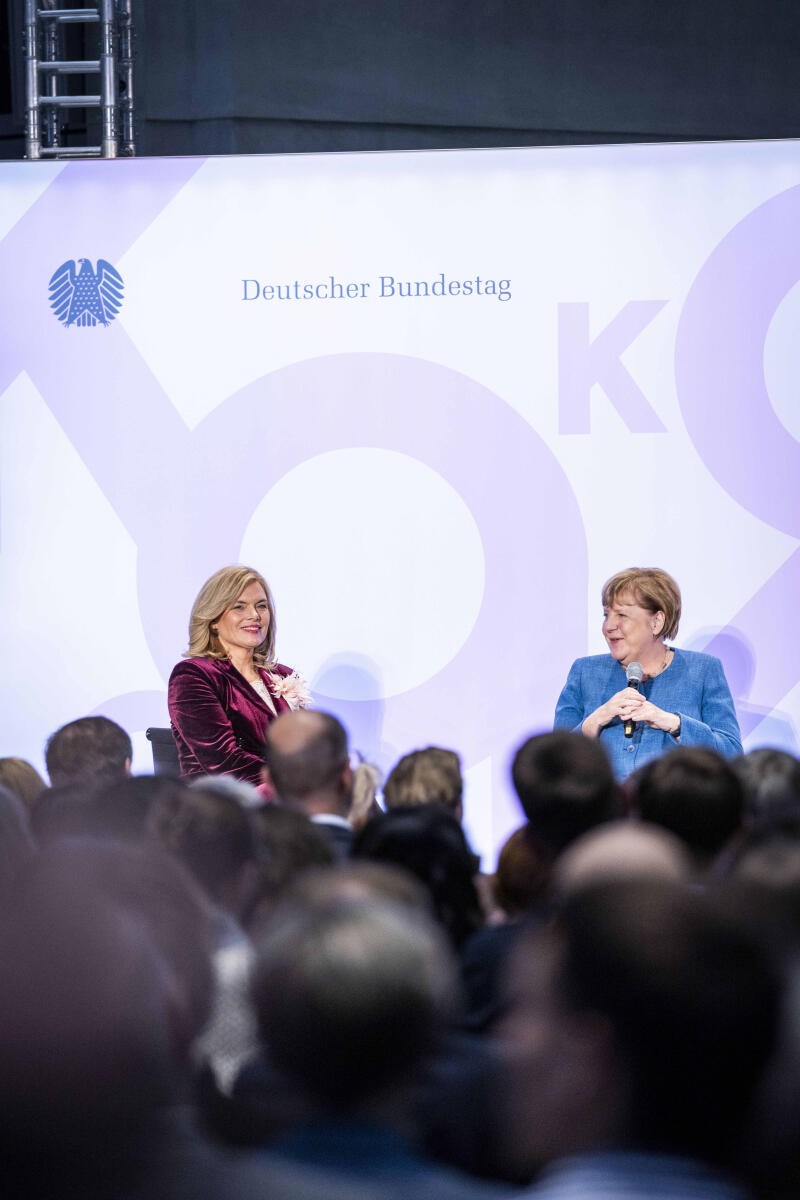 Merkel, Angela Eröffnung der Ausstellung "Kokoschkas Adenauer. Warhols Brandt. Außergewöhnliche Begegnungen zwischen Kunst und Politik." mit Bundestagspräsidentin Julia Klöckner (l), CDU/CSU, MdB, und Bundeskanzlerin a. D., Dr. Angela Merkel (r) in der Halle des Marie-Elisabeth-Lüders-Hauses.