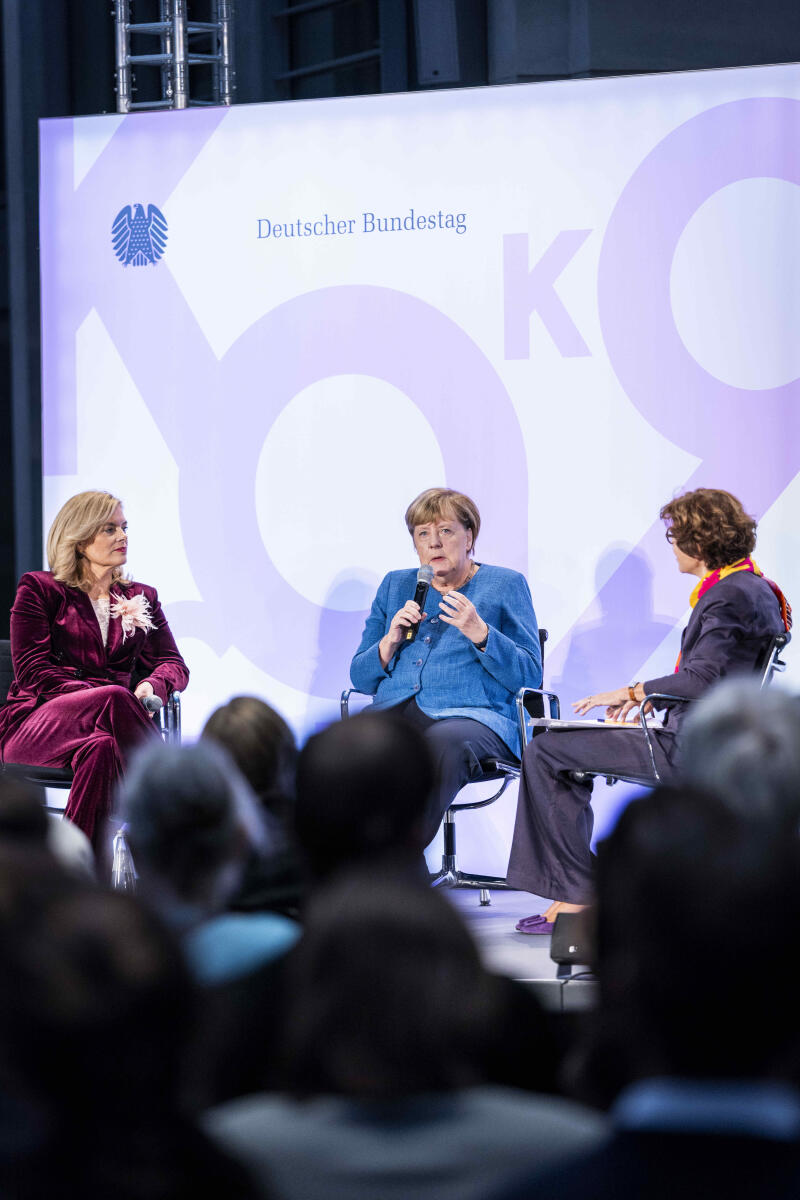 Merkel, Angela Eröffnung der Ausstellung "Kokoschkas Adenauer. Warhols Brandt. Außergewöhnliche Begegnungen zwischen Kunst und Politik." mit Bundestagspräsidentin Julia Klöckner (l), CDU/CSU, MdB, und Bundeskanzlerin a. D., Dr. Angela Merkel (m) in der Halle des Marie-Elisabeth-Lüders-Hauses.