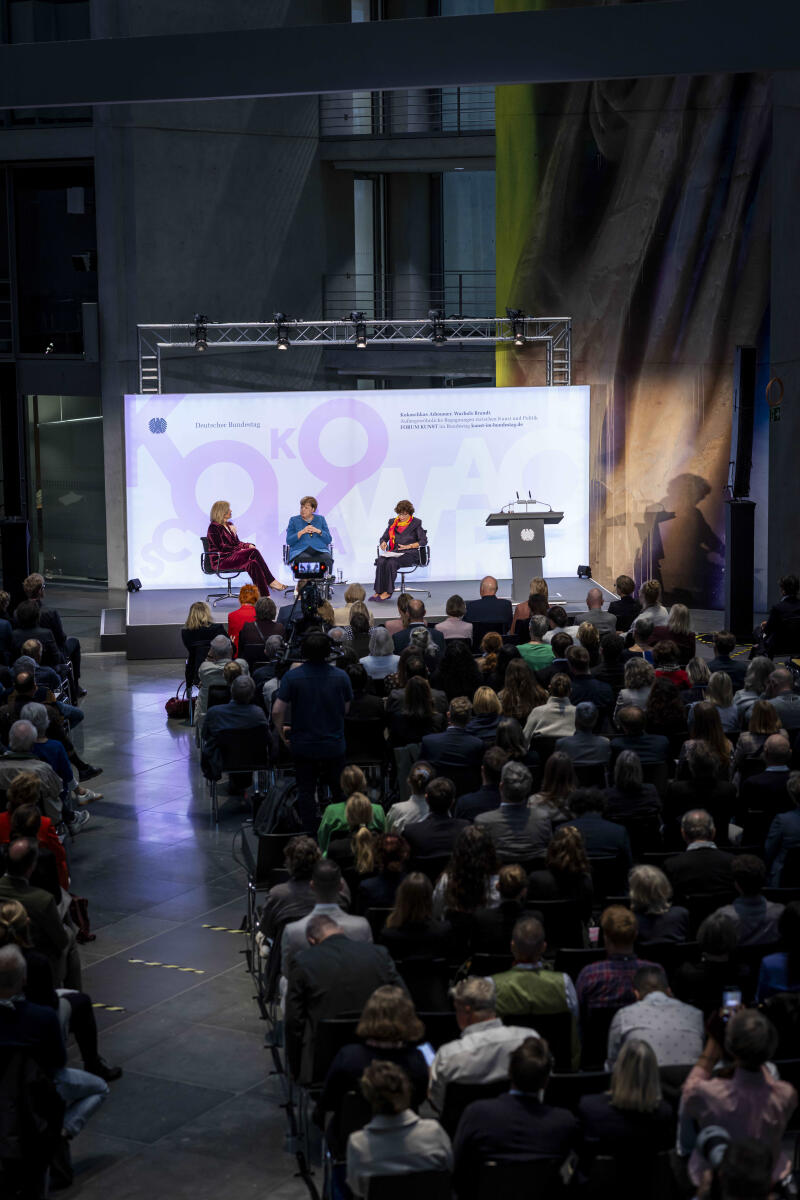 Klöckner, Julia Eröffnung der Ausstellung "Kokoschkas Adenauer. Warhols Brandt. Außergewöhnliche Begegnungen zwischen Kunst und Politik." mit Bundestagspräsidentin Julia Klöckner (l), CDU/CSU, MdB, und Bundeskanzlerin a. D., Dr. Angela Merkel (m) in der Halle des Marie-Elisabeth-Lüders-Hauses.