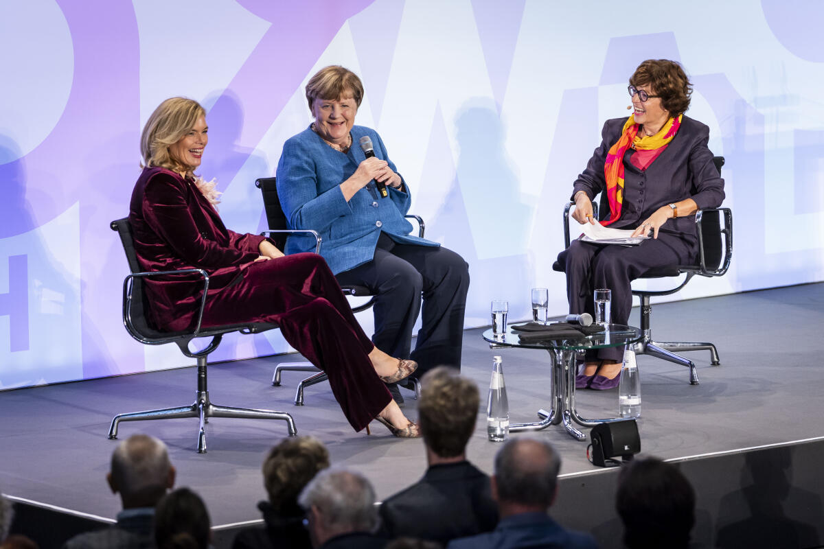 Merkel, Angela Eröffnung der Ausstellung "Kokoschkas Adenauer. Warhols Brandt. Außergewöhnliche Begegnungen zwischen Kunst und Politik." mit Bundestagspräsidentin Julia Klöckner (l), CDU/CSU, MdB, und Bundeskanzlerin a. D., Dr. Angela Merkel (m) in der Halle des Marie-Elisabeth-Lüders-Hauses.